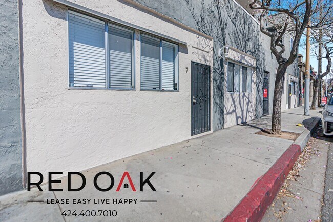 Building Photo - 417 W Los Feliz Rd
