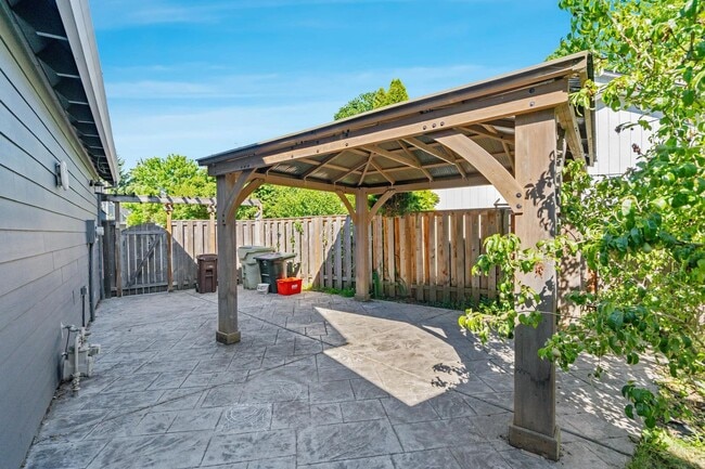 Building Photo - Comfortable 4-bdrm/2.5-bath home in Hillsb...