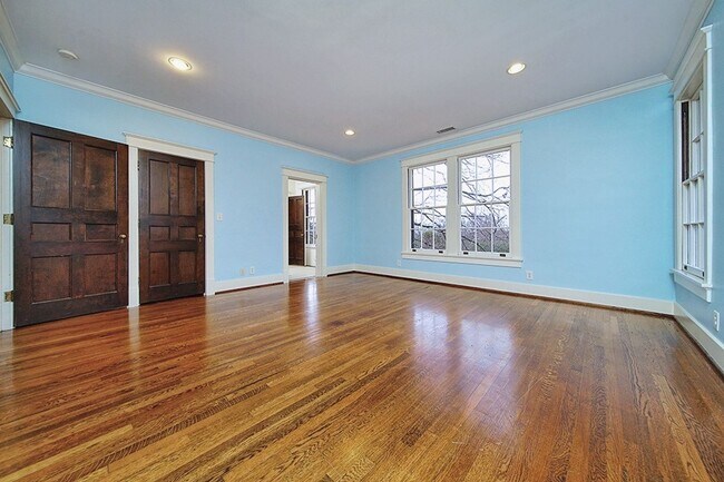 Building Photo - Stunning Tudor-style 4BR/3.5BA home in a prime, unbeatable location!