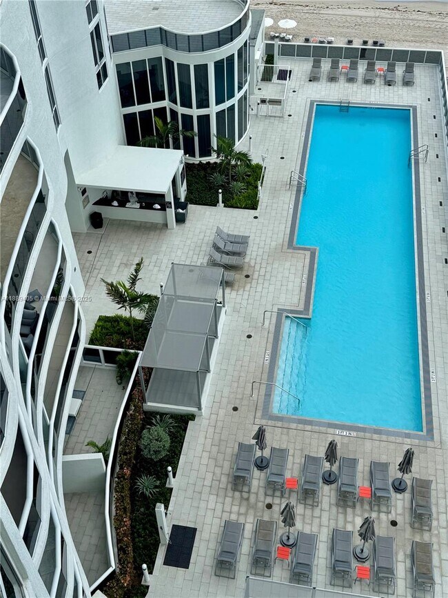 Building Photo - 16001 Collins Ave