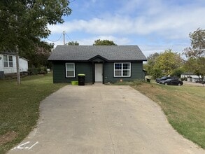 Building Photo - 1029 N Hickory Ave