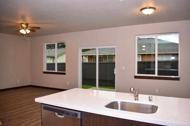 Building Photo - 2 Bedroom 2 Bathroom Duplex in a New Great...