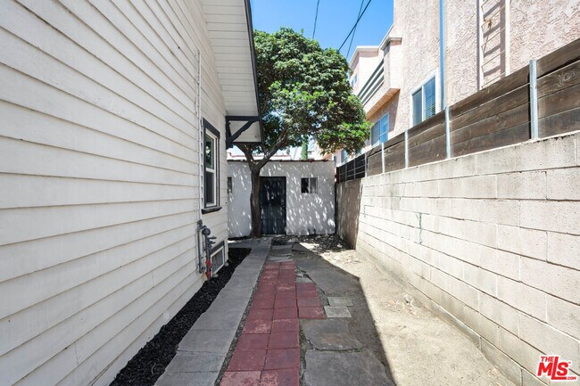 Building Photo - 1246 N Formosa Ave