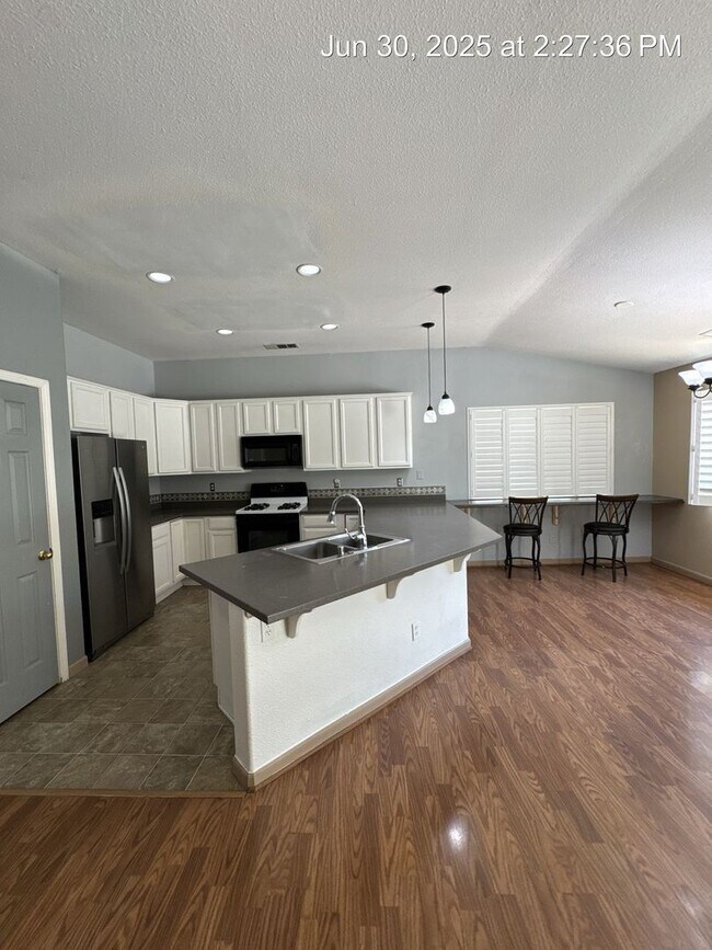 Building Photo - 3969