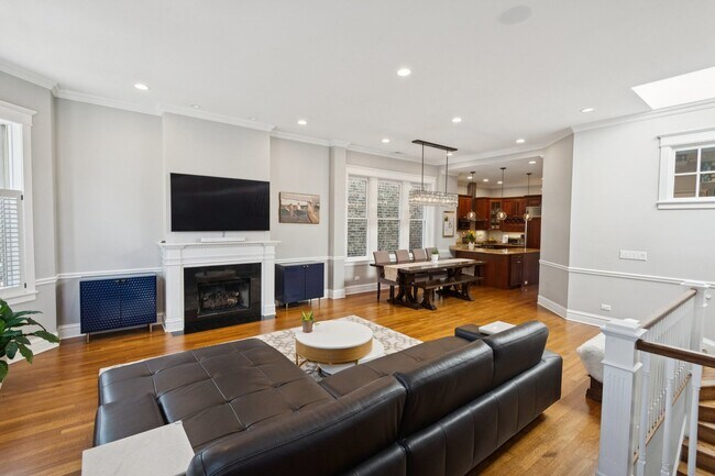 Building Photo - 2044 N Sheffield Ave