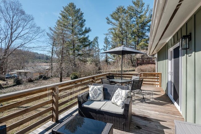 Building Photo - 7 Brookcliff Dr
