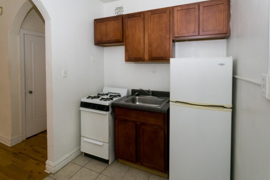 Building Photo - 4842 N Damen Ave