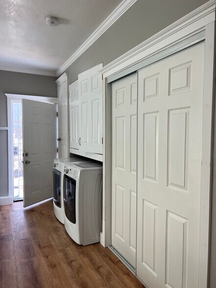 Building Photo - 3137 Larchmont Ln