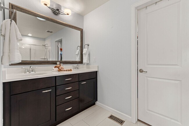Building Photo - Modern Living. Unforgettable Views 5 bedroom / 5 bathrooms in the desirable Candelas community