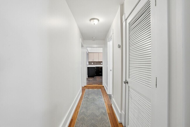 Building Photo - Beautiful Victorian Home for Lease in the Heart of Savannah