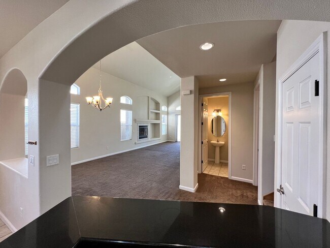 Building Photo - Beautiful 4 Bedroom Home in the Villas Gat...