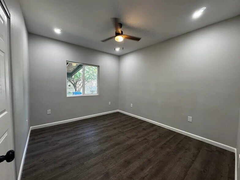 Building Photo - 1752 W 82nd St