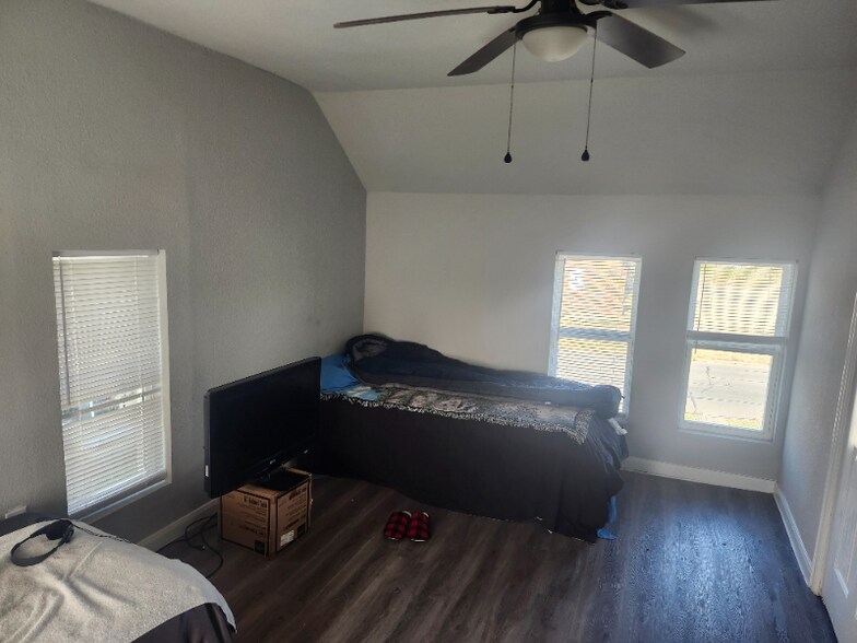 Building Photo - 714 E Lamar St