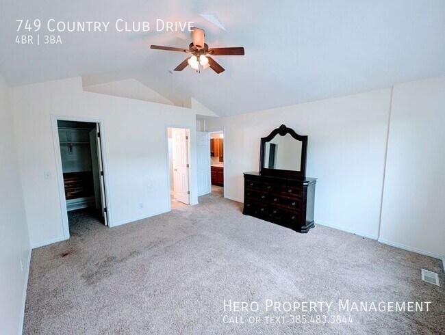 Building Photo - 749 Country Club Dr