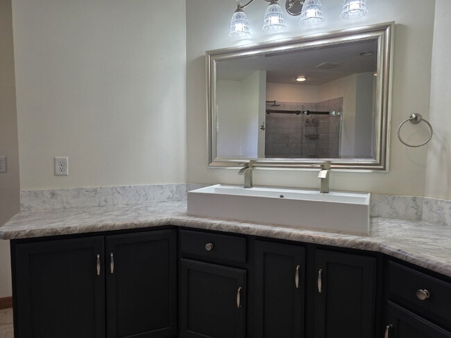 Building Photo - Multi generational Home New London