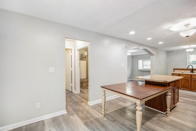 Building Photo - 3 br, 2.5 bath House - 2817 Carriage Lane