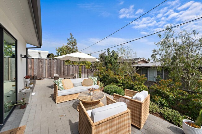 Building Photo - Modern Coastal Lease in Top of the World