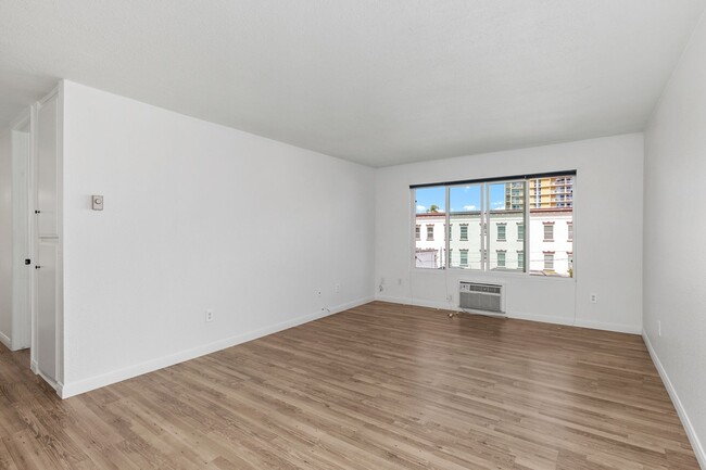 Building Photo - Beautiful & Spacious 1BD/1BA Condo - Walk ...