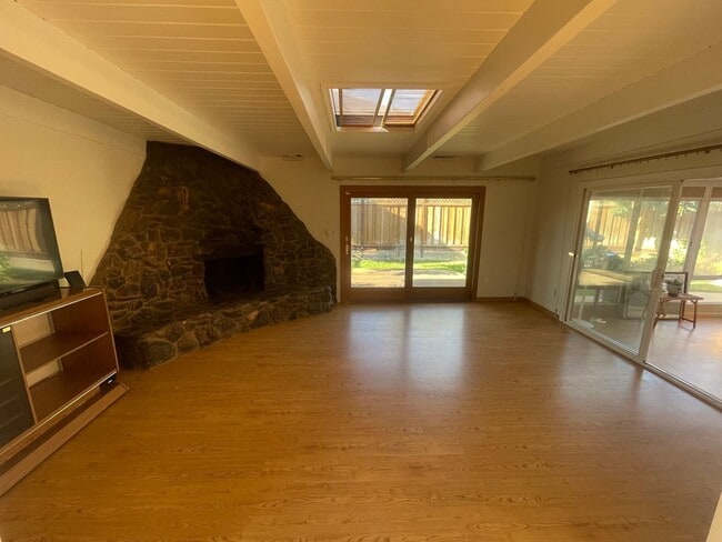 Building Photo - SAN JOSE - Beautifully Maintained 2/1 Sing...