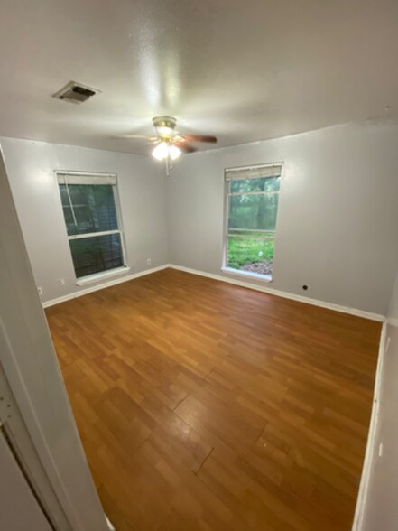 Building Photo - 810 W Day St