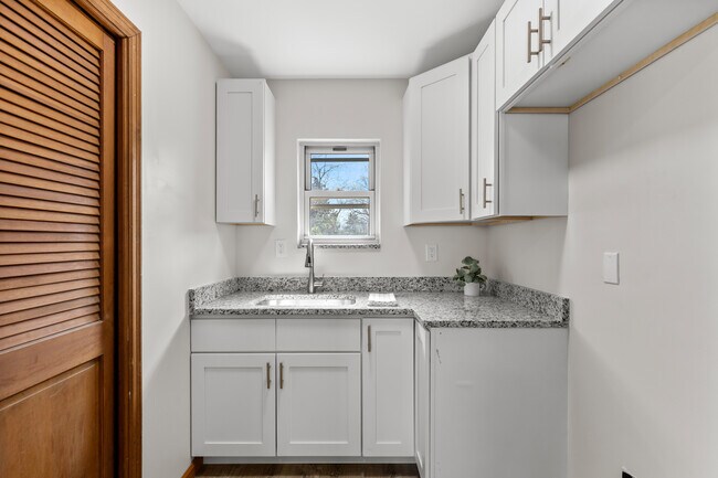 Building Photo - 223 N Dellwood Ave