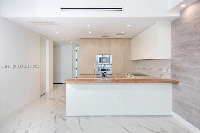 Building Photo - 15701 Collins Ave