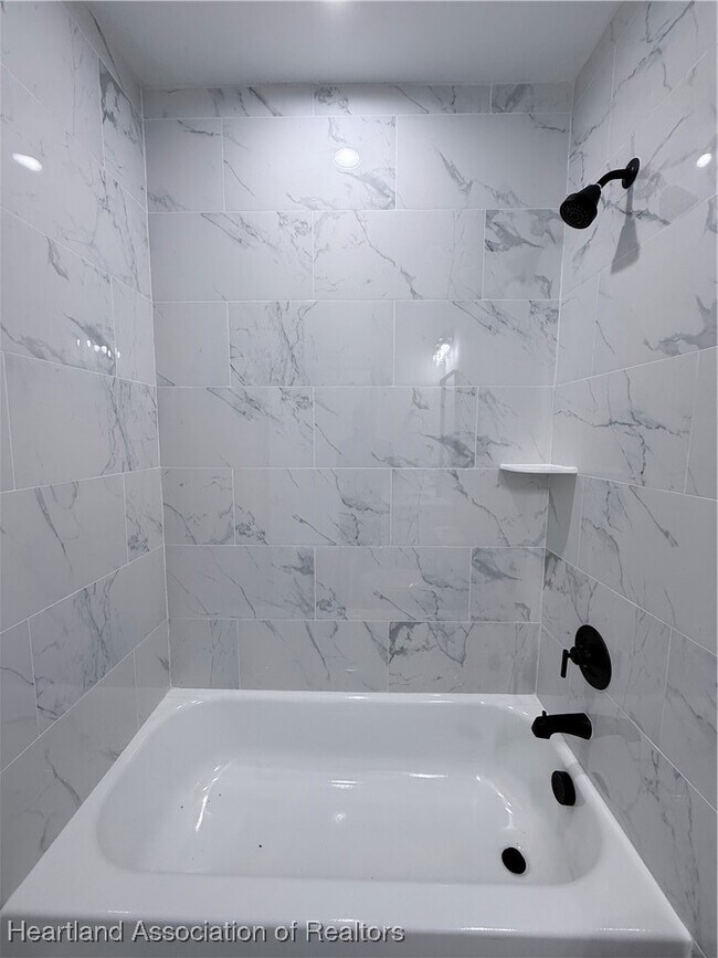 Building Photo - 6940 Dickinson Dr