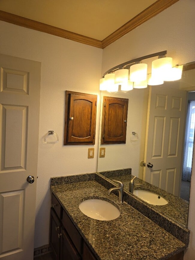 Building Photo - 4 Bedroom, 3 Bathroom! Lovely Home Coming ...