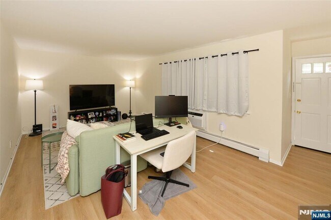 Building Photo - 128 Regency Park