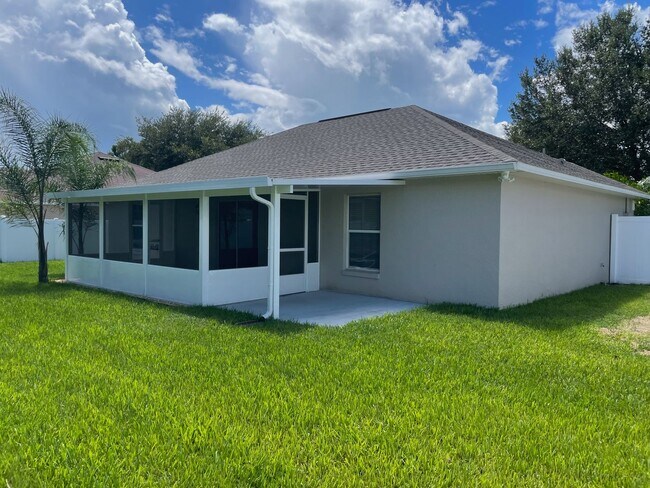 Building Photo - Beautiful 3/2 Fenced in Single Family Home...