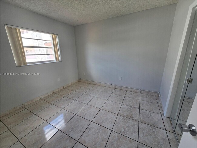 Building Photo - 120 Royal Palm Rd