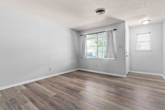 Building Photo - $500 off first months rent