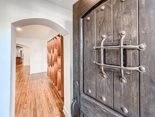 Building Photo - Upgraded Sherman Oaks 4+4 home - Ready for Move In!