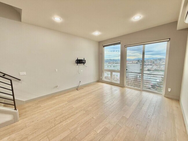 Building Photo - 2 Bed + Den 2 Bathroom Eastlake Townhome with Spectacular Views