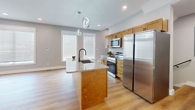 Primary Photo - 5BR/5BA Fort Sanders Townhome | Corner of ...
