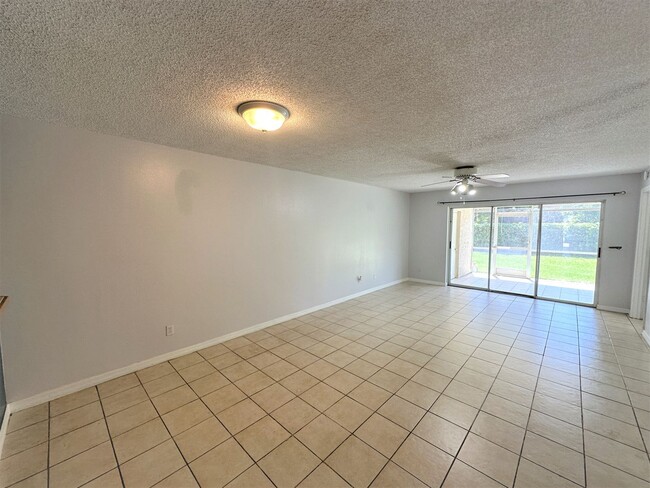 Building Photo - ** VILLAGES AT EMERALD LAKES ** 2 BED / 2 ...