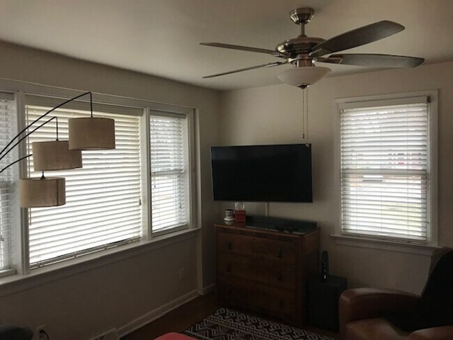 Building Photo - -- AVAILABLE JUNE 5TH — 3 BR / 1 BA Newly Renovated Ranch Home. Available June 5th!