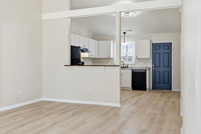 Building Photo - 2bed/1bath Duplex