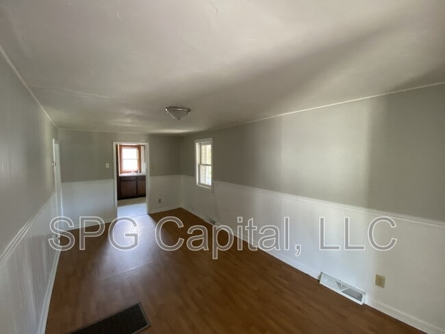 Building Photo - 351 Manor St