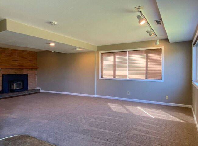 Building Photo - Home With Amazing River Views!