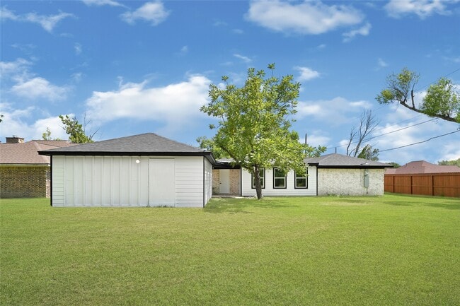 Building Photo - 7114 Fox Run Dr