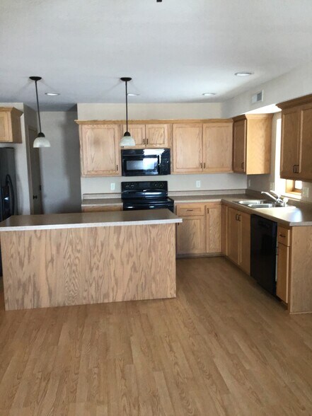 Building Photo - 146 Erin Ct