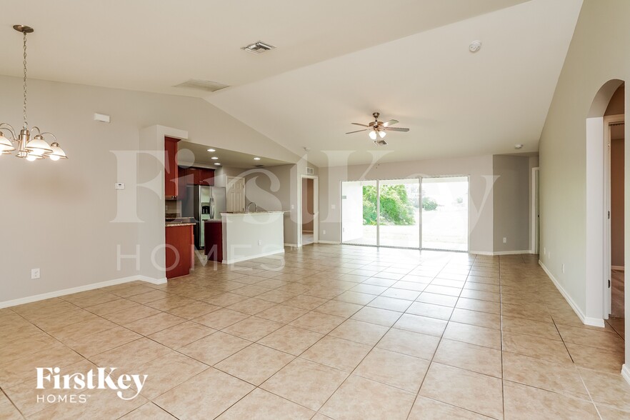 Building Photo - 2026 NW 10th Ave