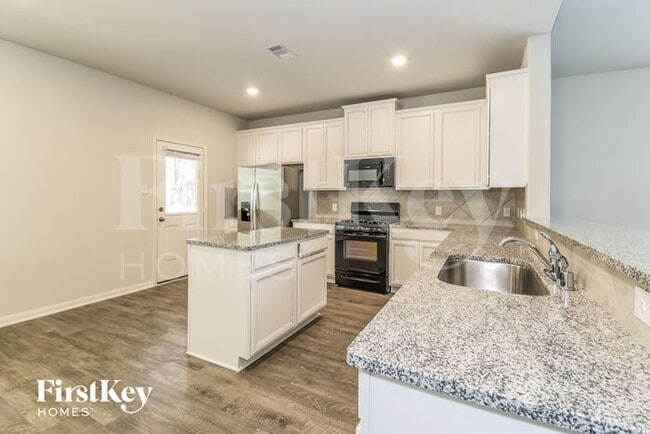 Building Photo - 131 Lk Wy Cir