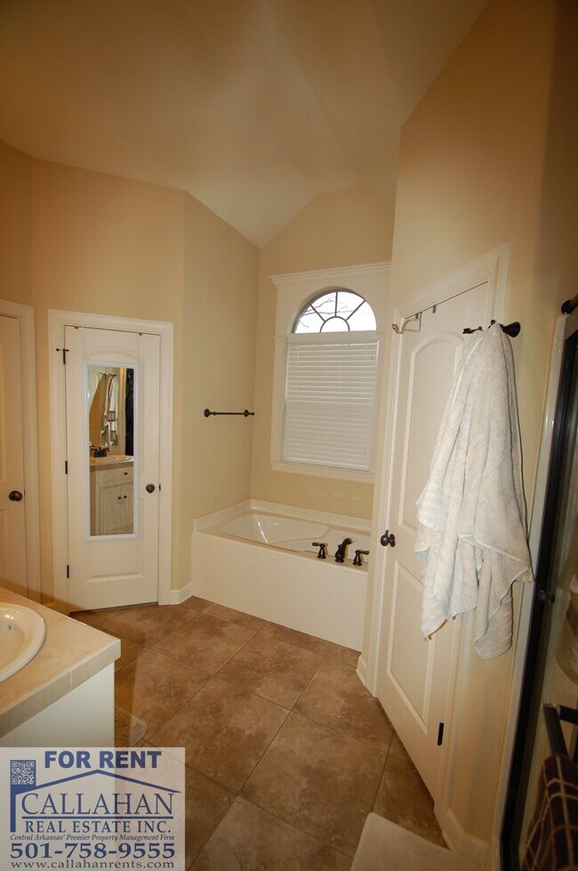 Building Photo - Sherwood Stone Hill Home