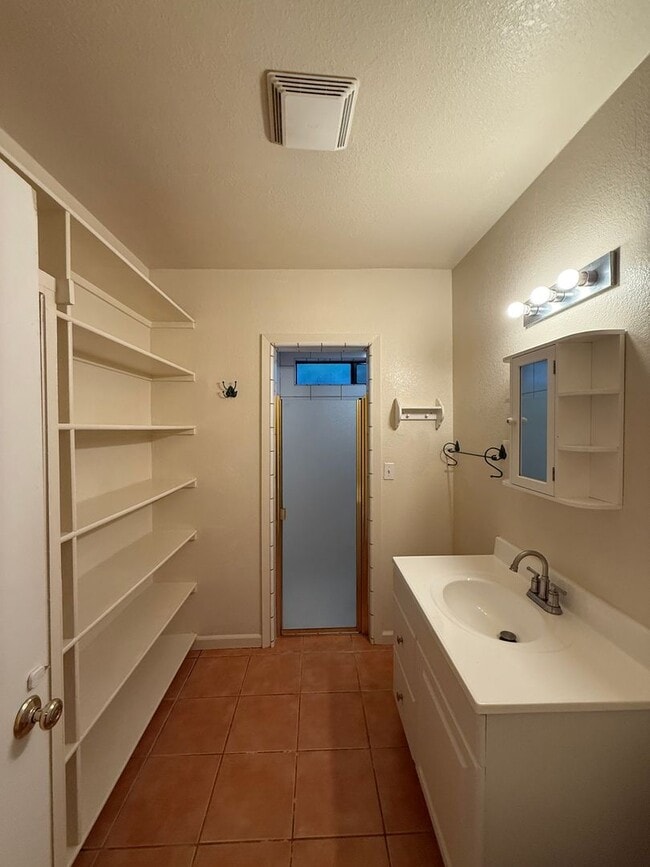 Building Photo - Gated Private Studio just minutes to downt...