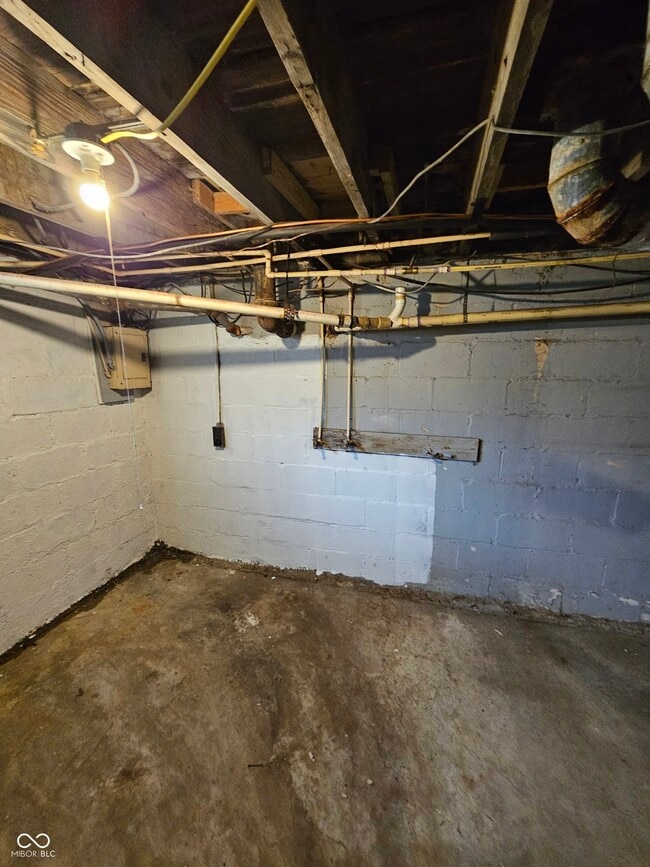 Building Photo - 2020 E Adams St