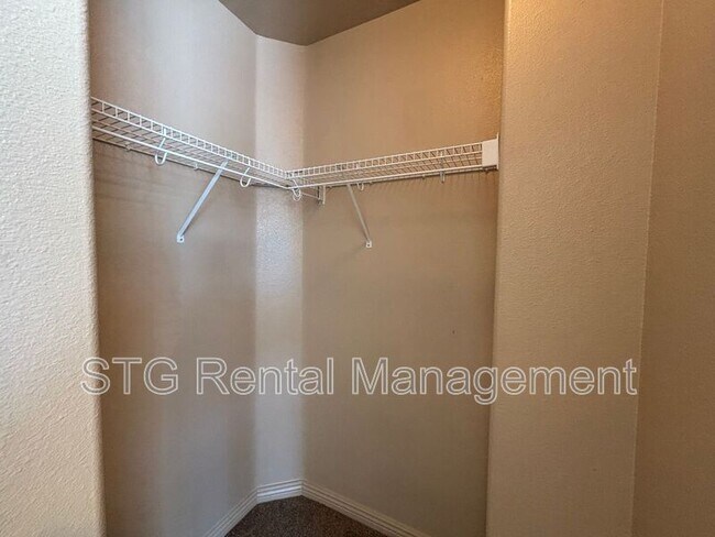 Building Photo - 3155 S Hidden Valley Dr