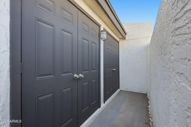 Building Photo - 1051 S Dobson Rd