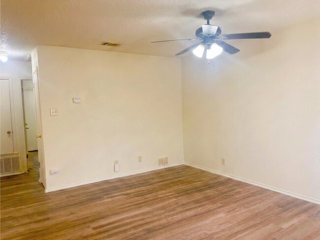 Building Photo - 8873 Meadow Trace St